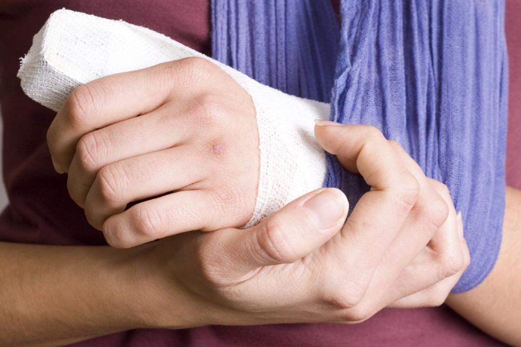как лечить ушиб пальца с отеком в домашних условиях