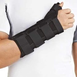 Фиксирующая повязка на кисть руки после перелома