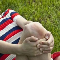 Что делать при ушибе ноги у ребенка в домашних условиях?